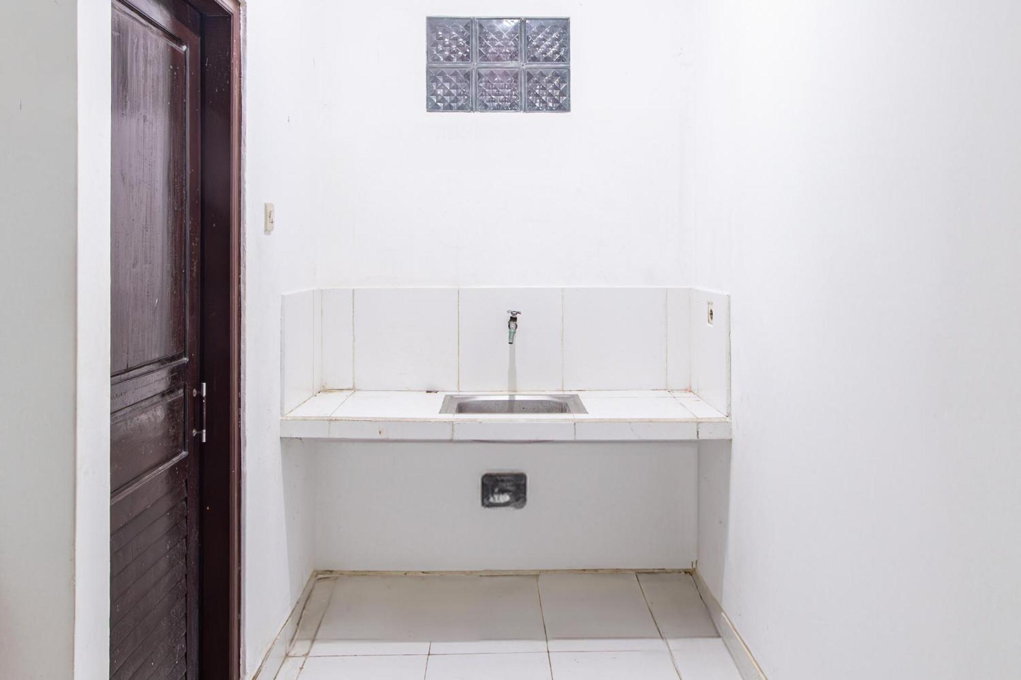 Hotel Oyo Life 93504 Kost Krisna Temukus Exterior foto